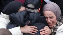 أحد السجناء الفلسطينيين المفرج عنهم لدى وصوله  رام الله 