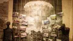 معروضات في متحف تشيرنوبل في كييف، أوكرانيا، في ٢٦ أبريل ٢٠٢٢. 