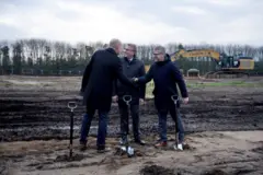 Три чоловіка стоять в полі