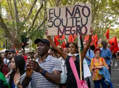 Para assinalar o centenário do nascimento de Amílcar Cabral (1924-73), cabo-verdianos marcham em Lisboa contra o racismo e os resquícios coloniais