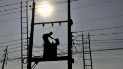 বিদ্যুতের উৎপাদন সক্ষমতা থাকলেও বাংলাদেশে মূল সংকট হিসাবে দেখা দিয়েছে জ্বালানি