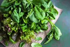 Vegetales verdes sobre una mesa.