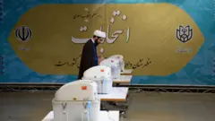 یک روحانی در حال رای دادن