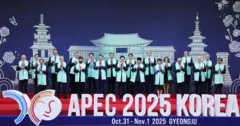 한국 경주 APEC 정상회의에 참석한 각국 정상 및 대표단이 함께 모여 사진 촬영을 하고 있다 