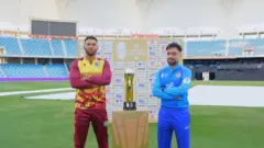 راشد خان او د وېسټ انډيز لوبډلمشر له ټرافۍ سره ولاړ دي