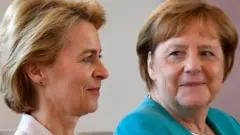 Ursula von der Leyen ve Almanya Başbakanı Angela Merkel