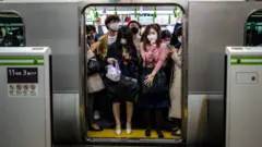 Pessoas espremidas em um vagão do metrô