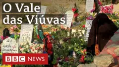 Mulher em cemitério no Afeganistão