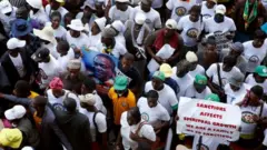 Abigaragambya bashyigikiye leta i Harare - hamwe mu ho imyigaragambyo yitabiriwe cyane - bateraga hejuru bavuga ko ibihano bishegesha ubukungu
