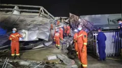 Equipos de rescate buscan sobrevivientes entre los escombros.