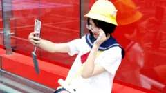 一名cosplayer在自拍