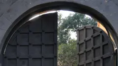 جیل کی دیوار