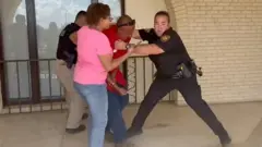 Padres enfrentándose a la policía en un colegio en Texas