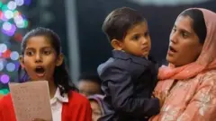 பாகிஸ்தானில் உள்ள கிறித்தவ குடும்பங்கள் பிரார்த்தனையில் ஈடுபட்டபோது