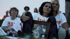 Terri Zaccone con un retrato de su hijo, Thomas DeVito, que murió accidentalmente por una sobredosis de carfentanilo, una nueva forma de fentanilo, a los 29 años.
