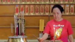Seorang perempuan beribadah di klenteng Maitri, Banda Aceh menjelang Imlek.