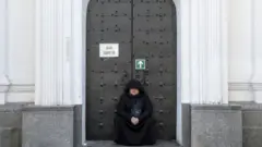 Монах УПЦ на пороге церкви