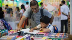 鮑樸對BBC中文表示，銅鑼灣書店事件發生後，不管是在香港書展還是在平日的香港書店中，這些政治敏感書籍的數量都急劇下降，銷量也急劇下降。