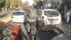 Biciklista izmedju automobila u Beogradu