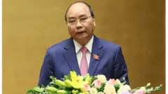 Thủ tướng VN, ông Nguyễn Xuân Phúc trình bày báo cáo trước Quốc hội.
