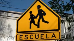 Caretel de señalización de escuela.