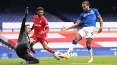awọn agbabọọlu Everton ati Liverpool
