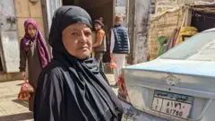 संयुक्त राष्ट्र का अनुमान है कि युद्ध की वजह से प्रभावित हर तीन में से एक परिवार में उम्म आदेल जैसी महिलाएं ही पेट पालने की ज़िम्मेदारी उठा रही हैं