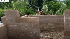 Ụlọ nwaanyị ajadu akụtụrụ a na-arụgharị