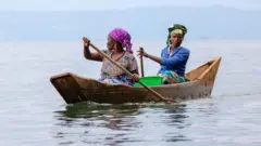 Abagore bari mu bwato bagashya