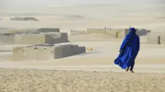 Dans la ville d'Araouane, située dans le désert profond, de nombreux bâtiments ont disparu sous les dunes environnantes