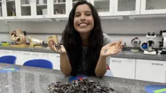 Ana Júlia com conchas de sururu