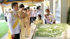 ในหลวงและพระราชินีทอดพระเนตรนิทรรศการอุทยานเฉลิมพระเกียรติ ร.9