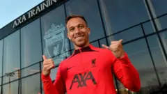 آرثر ميلو أمام ملعب ليفربول