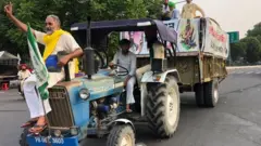ਧਰਨਾ ਖ਼ਤਮ ਕਰਕੇ ਜਾਂਦੇ ਹੋਏ ਕਿਸਾਨ