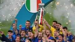 Italia levantando el trofeo