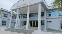 မေလ ၃၀ ရက်မှာ ဖမ်းဆီး စစ်ဆေးပြီးခံရပြီးမှ အမှုပေါ်ပေါက်တာမရှိလို့ဆိုပြီးတော့ ဇွန်လ ၂၄ရက်နေ့က ပြန်လွှတ်ပေးခံခဲ့ရသူကို သံသယရှိသူ အဖြစ် တရားစွဲ