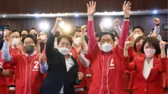 1일 '국민의힘 제8회 지방선거 개표상황실'에서 출구조사 결과를 보며 환호하는 국민의힘 참석자들