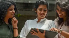 பெண் ஊழியர்கள்