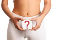 Cuerpo de una mujer con un símbolo de interrogación.