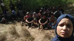 المجموعة أثناء التقاط صورة في جزيرة قبالة نهر إيفروس
