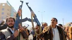 अमेरिका और ब्रिटेन के पास हूती विद्रोहियों के ख़िलाफ़ सीमित हैं सैन्य विकल्प