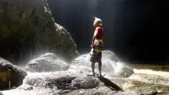 Istraživač pred pećinom