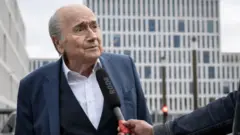 Зепп Блаттер у здания суда