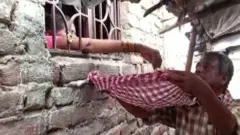 પુત્રના શબ માટે ભીખ માગતા પિતા