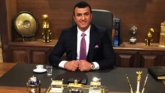 Türk iş insanı Muhsin Bayrak, İngiltere'nin futbol takımı Chelsea'yi satın almak için cuma günü teklif vermeye hazırlandıklarını, ancak anlaşmanın sağlanması için futbol kulübünün sahibi Roman Abramoviç'in rızasını almak istediklerini söyledi. Bayrak ayrıca 1 milyar pound'u direkt nakit olarak ödeyebileceğini, daha yüksek bir miktara ihtiyaç duyması takdirinde ise kredi çekebileceğini belirtti.