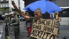 Trabajador del sector petrolero en huelga de hambre desde el 30 de mayo sostiene una pancarta en la que urge la presencia de Michelle Bachelet, alta comisionada de Naciones Unidas para los Derechos Humanos, en la Plaza de la Moneda, el 18 de junio de 2019.