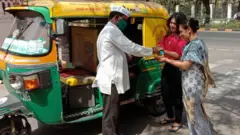 ગ્રાહકને સૅનિટાઇઝ આપી રહેલા ઉદય જાધવ