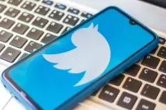 شعار تويتر يظهر على شاشة هاتف جوال