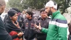 ஜெ.என்.யு. பல்கலைக்கழகத்தில் ஞாயிற்றுக்கிழமை நடந்த தாக்குதலில் பாதிக்கப்பட்ட மாணவர் ஒருவருடன் உரையாடும் திமுக எம்.பி. கனிமொழி.