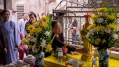 Họ hàng và hàng xóm một nạn nhân làm lễ cầu siêu ở Việt Nam